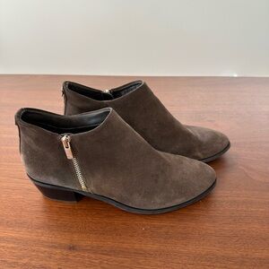 Taryn Rose Green Genuine Suede Ankle Boots Gold Zipper sz 10